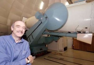 RAVE PROJECT MANAGER, FRED WATSON, WITH THE UK SCHMIDT TELESCOPE. CREDIT: SHAUN AMY.