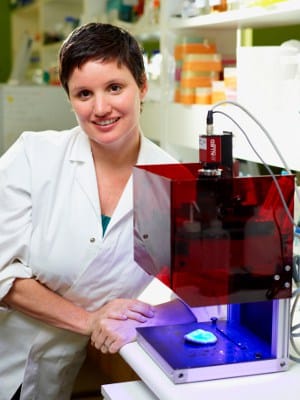019-Tracy-Ainsworth_lab_LR-300 Tracy Ainsworth, James Cook University. Credit: L’Oréal Australia/sdpmedia.com.au